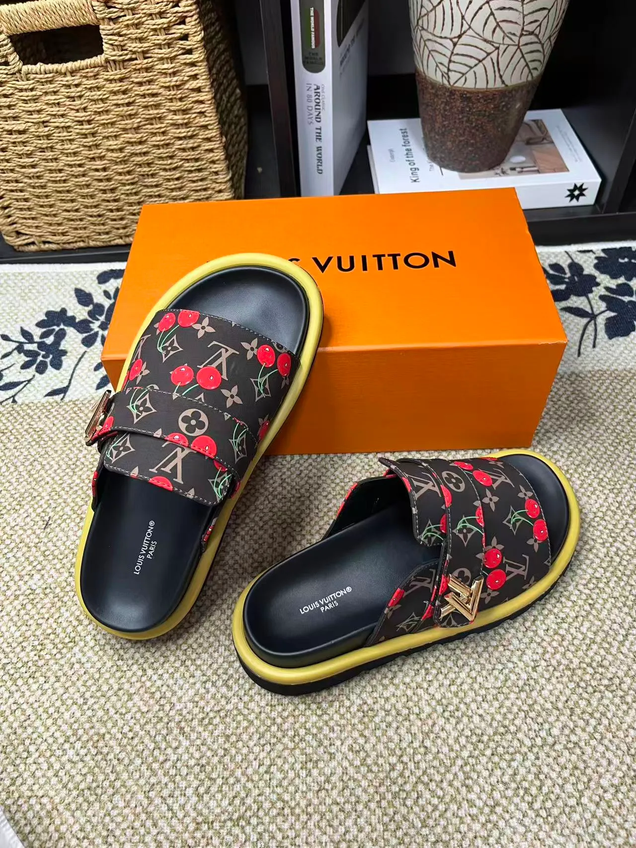 P340 [New Style] [LOUIS VUITTON] Louis Vuitton, LV printing, men's and women's slippers are now on the market, packed in drawer boxes with cloth bags and cards, the upper pattern looks very soft and waxy, and is a super versatile leg slimming tool. Fabric: imported denim/canvas/old fabric, LV hardware LOGO, official website pattern printing, comfortable to wear, feet: high-elastic PU water table. Sole: foam sole, heel height: about 5cm. Code number: 35-46, 35, 45, 46 are custom-made and non-returnable. Color: multiple colors and styles available.